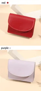 Minimalistische effen lederen kaartenportemonnaie detailweergave in levendige kleuren.
