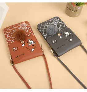 Borsa a tracolla da donna in pelle PU per telefono con pon pon grazioso e design animale chic.