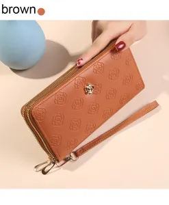 Portefeuille long pour femme marron avec double fermeture éclair, motif camélia gaufré et lanière.