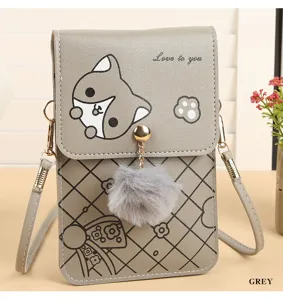 Borsa a tracolla verticale in pelle PU grigia per cellulare con gatto grazioso e pon-pon soffice.