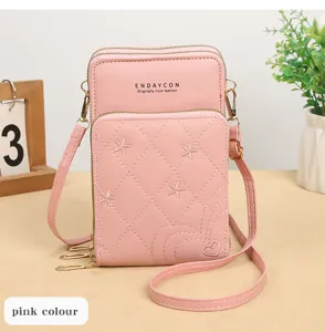 Borsa a tracolla mini rosa con motivo trapuntato, ricamo floreale e tasche con zip multiple.
