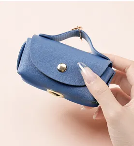 Nahaufnahme des tragbaren blauen Leder Hundekotbeutelhalters mit praktischem Druckknopf.