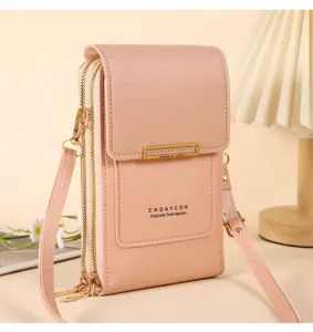 Bolso bandolera de cuero rosa para teléfono con doble cremallera y diseño vertical práctico.