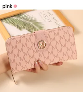 Cartera larga de mujer rosa con elegante patrón de monograma M, cierre de cremallera y ranuras.