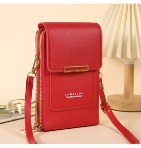 Vista detallada del bolso bandolera vertical de cuero PU rojo, cartera con cremallera práctica.