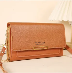 Portefeuille long et sac bandoulière multifonctionnel marron avec détails dorés.