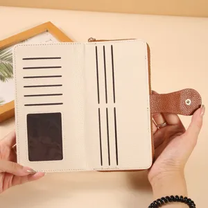 Monedero largo minimalista para mujer con multiples ranuras para tarjetas y cierre de cremallera.