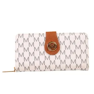 Elegante cartera larga de mujer con patrón de monograma y cierre de botón a presión.