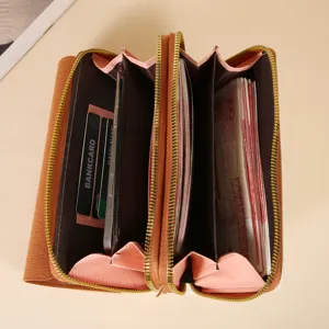 Portefeuille long zippe a plusieurs compartiments avec fentes cartes et poche monnaie.