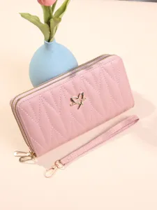 Portafoglio lungo rosa da donna con doppia zip e laccetto da polso trapuntato.