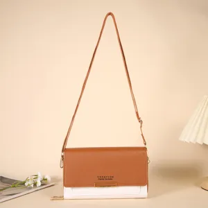Élégant sac portefeuille bandoulière contrasté marron et blanc avec lanière réglable.