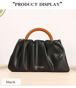 Stilvolle schwarze geraffte Handtasche mit rundem Holzgriff für elegante Damen im Alltag.