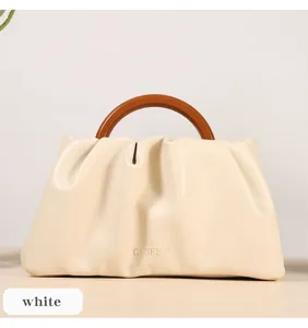Weisse geraffte Ledertasche mit braunem runden Holzgriff stilvolles Detailbild.