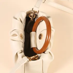 Cremeweiße geraffte Handtasche mit braunem runden Griff, trendige PU Leder Umhängetasche.
