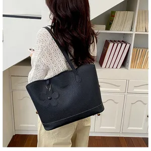 Vista dettagliata della borsa a spalla in pelle nera da donna, borsa casual per commuting.