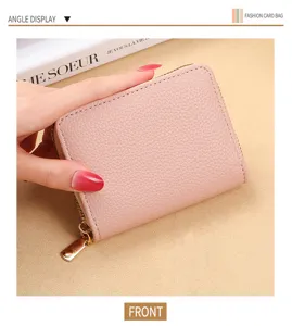 Porte-cartes rose compact avec fermeture éclair et texture grainée, style élégant.