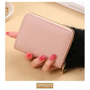 Vue détaillée du porte-cartes zippé en cuir rose, montrant texture et format compact.