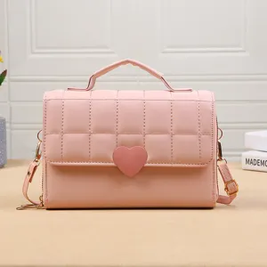 Stijlvolle roze gewatteerde schoudertas met schattige hartsluiting voor damesmode.