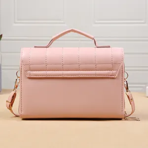 Roze leren crossbody tas met handvat aan de bovenkant en metalen details voor dames.