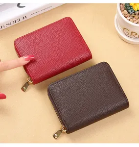 Vue détaillée d'un porte-cartes compact en cuir texturé avec fermeture éclair et fentes.