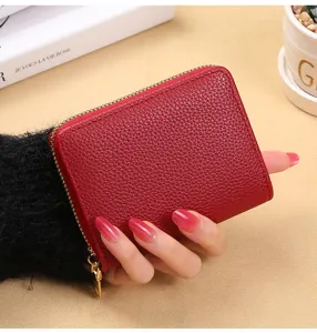 Portefeuille zippé en cuir texturé rouge porte-cartes compact multi-fentes pour femmes.