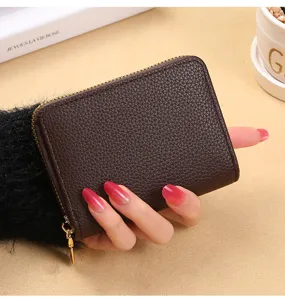 Porte-cartes en cuir marron foncé mini portefeuille zippé avec finition texturée design compact.