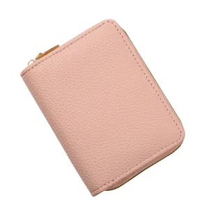 Porte-cartes minimaliste en cuir rose, style accordéon avec fermeture éclair sécurisée.