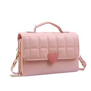 Roze gewatteerde telefoon crossbody tas met handvat en schattig hart bedel voor dames.