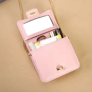 Petit sac bandoulière rose pochette de maquillage avec miroir et chaîne dorée.