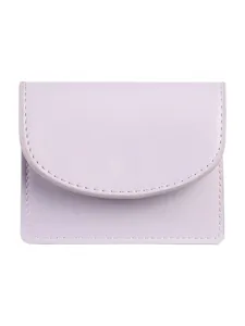 Minimalistische lavendelkleurige lederen kaartenhouder voorkant, stijlvolle effen portemonnee.