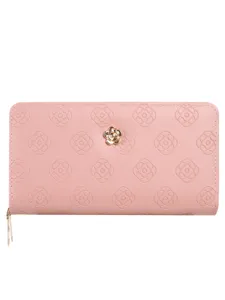 Portefeuille long rose pour femme avec motif floral gaufré et charme de fleur en métal.