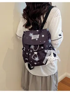 Vue détaillée d'un sac à dos mignon avec imprimé d'étoiles, cordons blancs et pendentif.