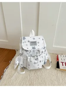 Joli sac à dos blanc motif étoiles avec belle bordure en dentelle et anneau métal pour voyage.