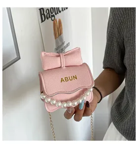 Détail sac bandoulière chaîne perle rose, élégant sac épaule en cuir PU pour femme.