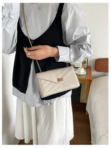 Weiße gesteppte Umhängetasche mit V-Muster, Metallkettengurt und Drehverschluss für Damen.