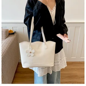 Borsa shopper bianca casual con ciondolo a fiore, grande borsa a spalla elegante.