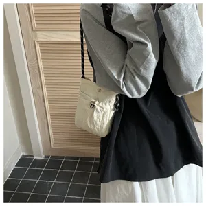 Λεπτομερής λήψη μιας casual γυναικείας τσάντας χιαστί από καμβά με πρακτική μπροστινή τσέπη.