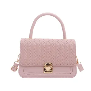 Rosa gewebte Umhängetasche stilvolle Damen Handtasche mit Griff und Metallverschluss.