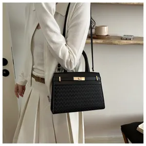 Elegante zwarte schoudertas met geweven textuur, stijlvolle handtas voor dames mode.