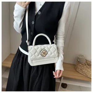 Elegante gesteppte Mini Handtasche mit Kamelienverschluss fuer Damen Umhaengetasche.