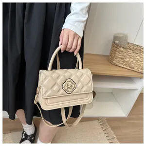 Beige gesteppte Handtasche mit eleganter Blumenschließe, schicke Umhängetasche für Damen.