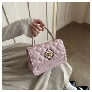 Rosa gesteppte Mini Handtasche Detail, elegante Umhängetasche Nahaufnahme mit feinen Nähten.