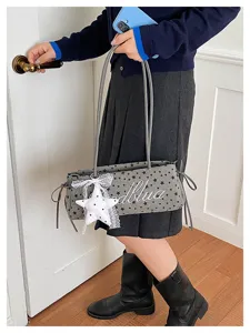 Borsa a tracolla chic grigia con motivo a stelle, ciondolo a stella bianco e design stiloso.