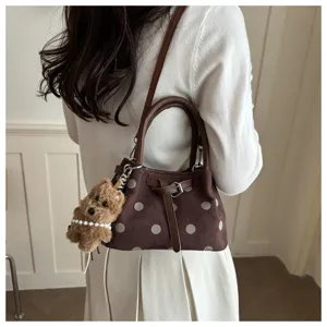 Borsa a tracolla marrone a pois da donna retrò con ciondolo a forma di cagnolino peluche.