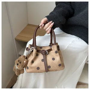 Borsa a mano minimalista retrò da donna, borsa a tracolla a pois con ciondolo a forma di orsetto.