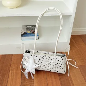Borsa a tracolla bianca chic con stampa di stelle nere e ciondolo a stella per le donne.