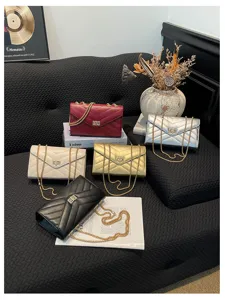 Detailansicht von stilvollen gesteppten Kettentaschen in mehreren modischen Trendfarben für Damen.