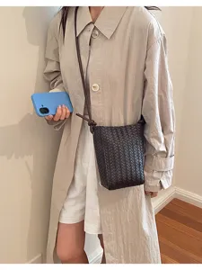 Autumn new woven PU crossbody bag for women, stylish Korean style mini shoulder phone bag.
