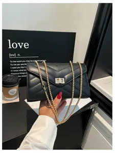 Detaillierte Nahaufnahme einer stilvollen schwarzen Schultertasche mit goldener Kette.