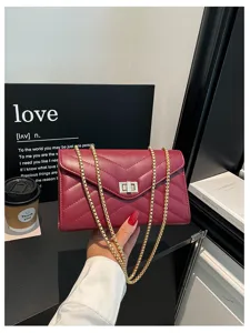 Rote gesteppte Umhängetasche mit schicker Goldkette und elegantem Metall-Drehverschluss.